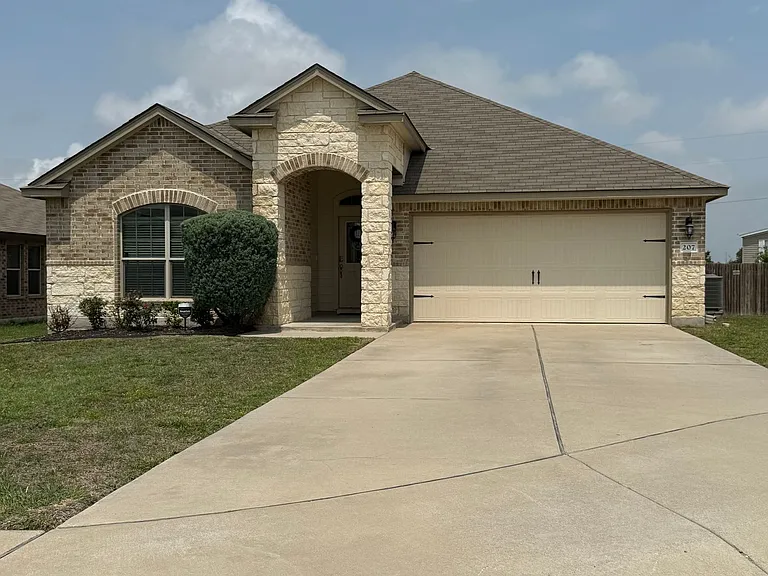 207 Christopher Dr — Photo 1