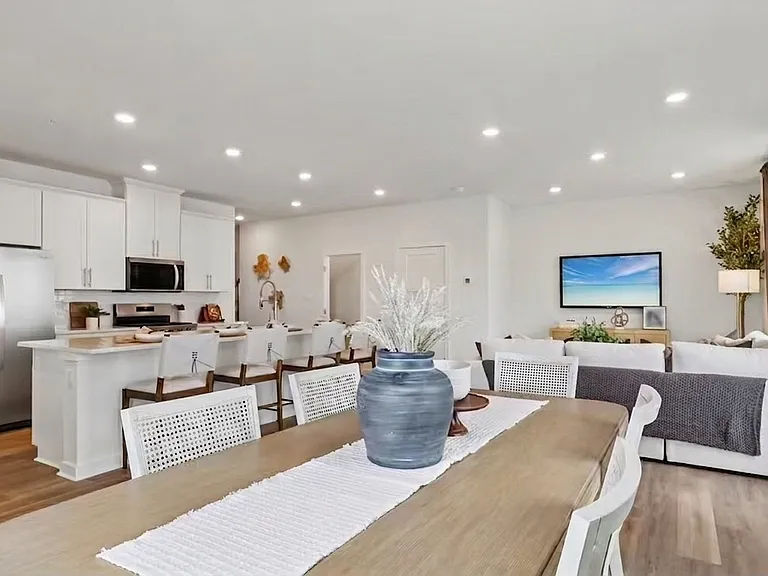 1002 Madisyn Ln — Photo 2