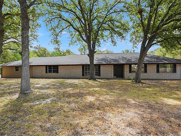 3rd image of 3002 Five Oaks Ln