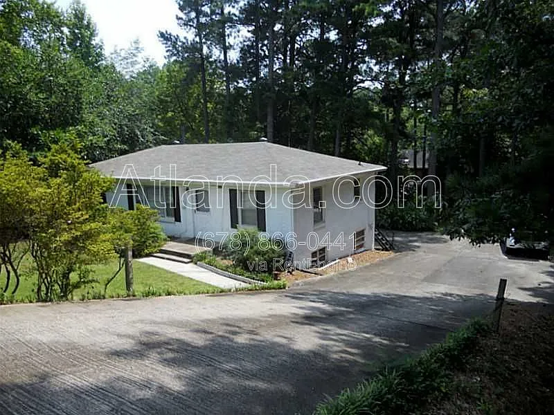 6 bed, 2.0 bath, $2,449 — Photo 2