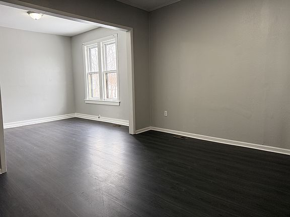 3rd image of 9209 S Woodlawn Ave #2