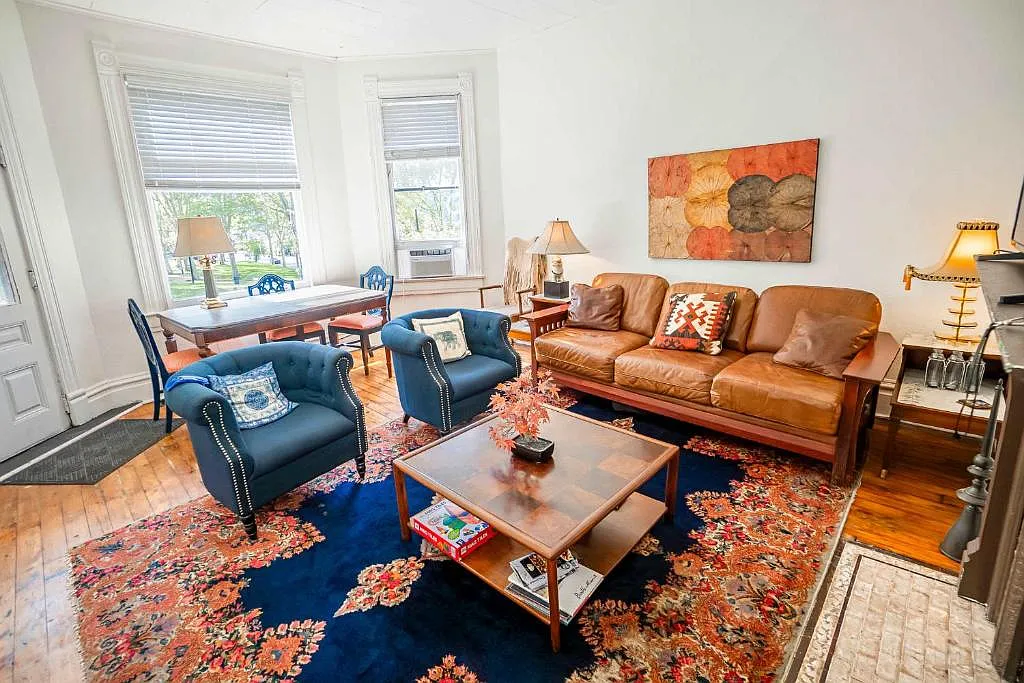 3 bed, 1000 sqft, $2,300 — Photo 3