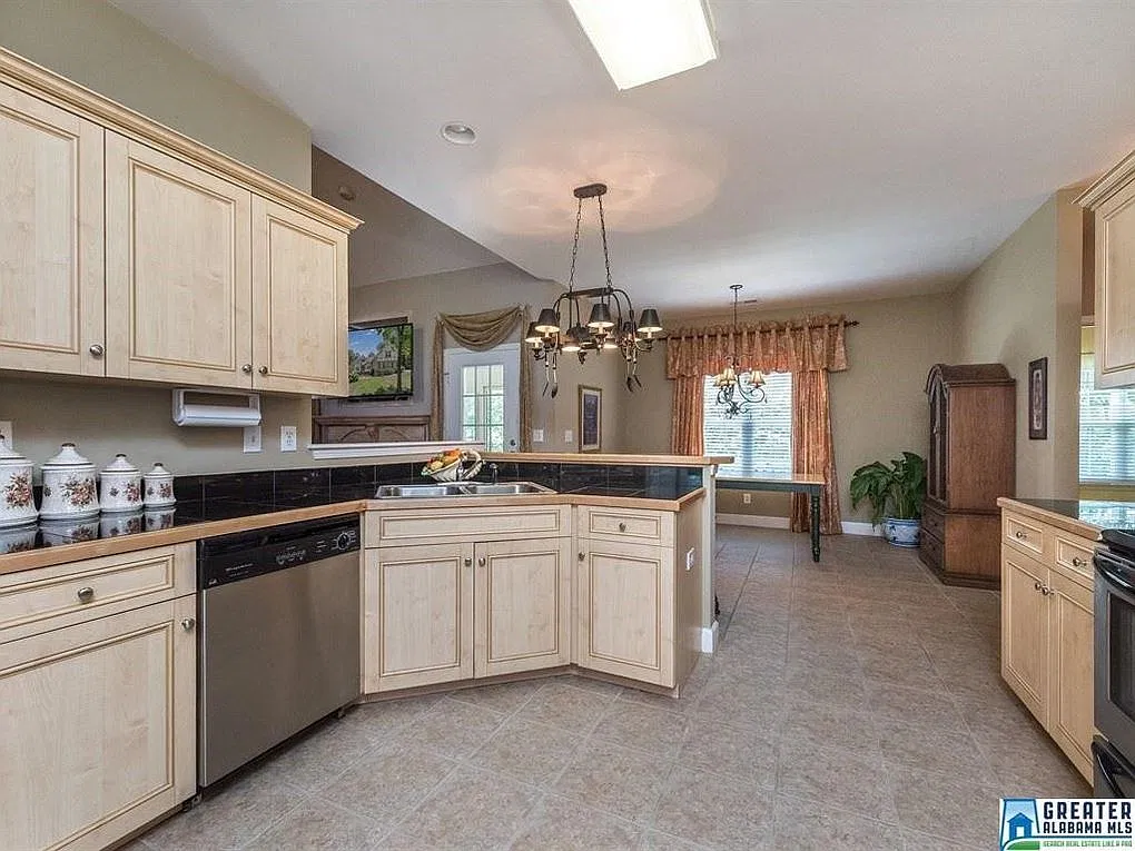 3 bed, 2.5 bath, 2514 sqft, $2,195 — Photo 4