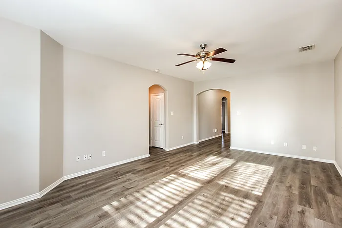 932 Haley Dr — Photo 6
