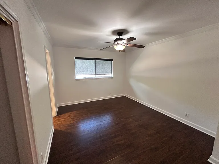 23723 Oxnard St — Photo 12