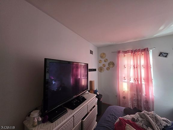 5th image of 229 Delaware St