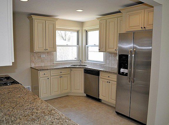 2nd image of 3240 Louis St