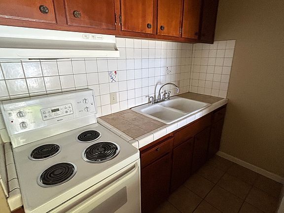 5th image of 1164 W 7th St