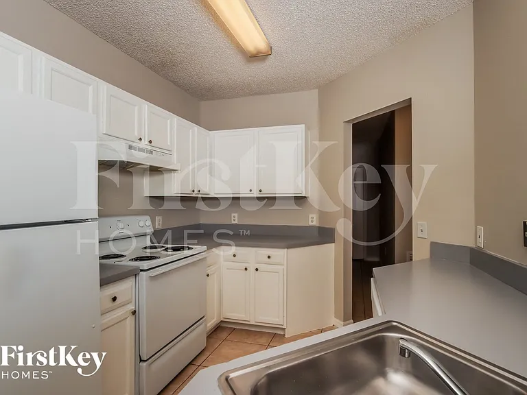 1155 Schumann Dr — Photo 6