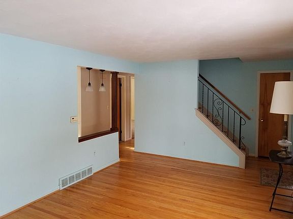 4th image of 33 Woodcrest Cir