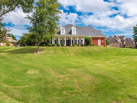 2nd image of 3848 Woodcrest Dr