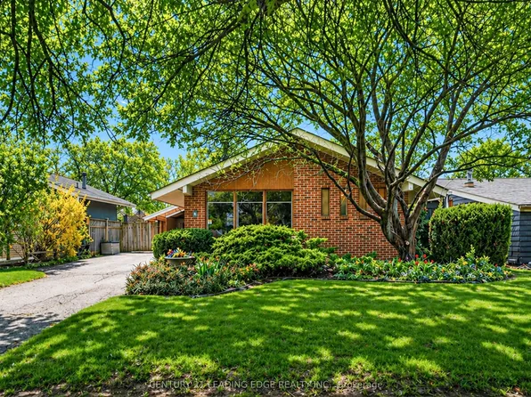 8 Oakley Blvd, Toronto, ON M1P 3P2