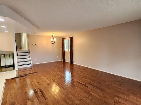 4th image of 919 Cresthill St
