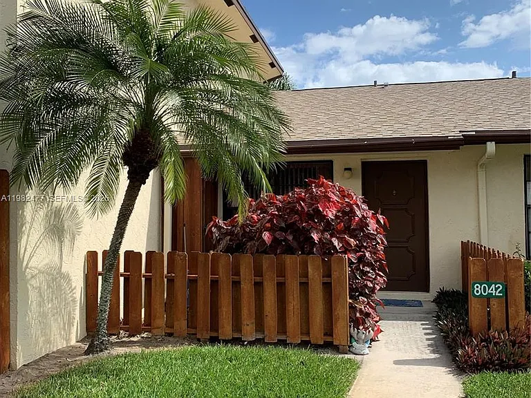 8042 SE Villa Cir #8042 — Photo 1