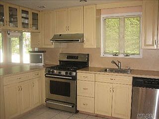 4th image of 32 Brussel Dr