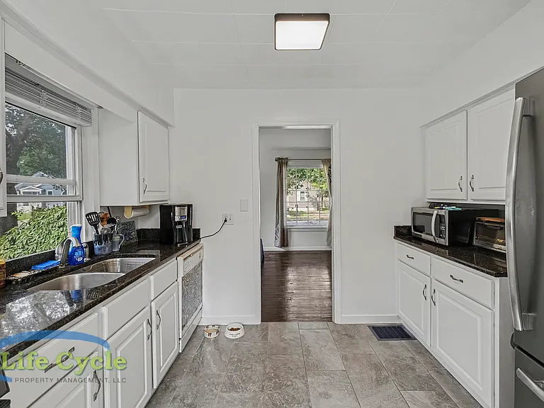 2052 Collingwood Ave SW — Photo 5