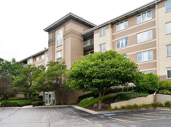 2nd image of 480 E Montrose Ave APT 211