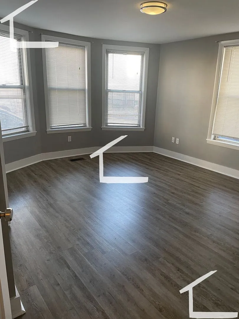 Huge 4 bed in Southie — Photo 2