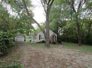 1122 S Henry St, Farmington, MO 63640