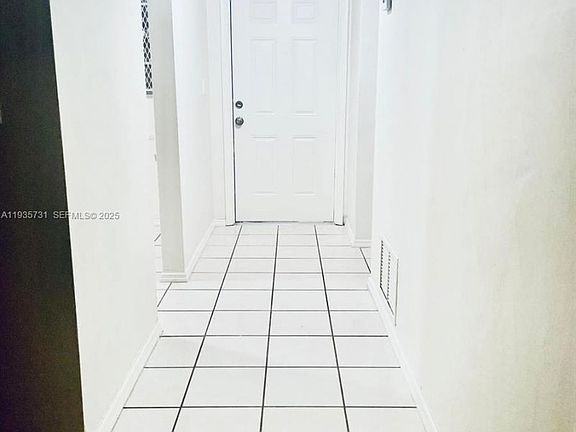 5th image of 1550 NE 191st St APT 306