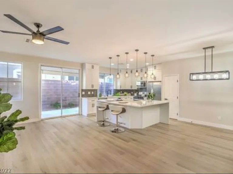 9101 Kings Town Ave — Photo 2
