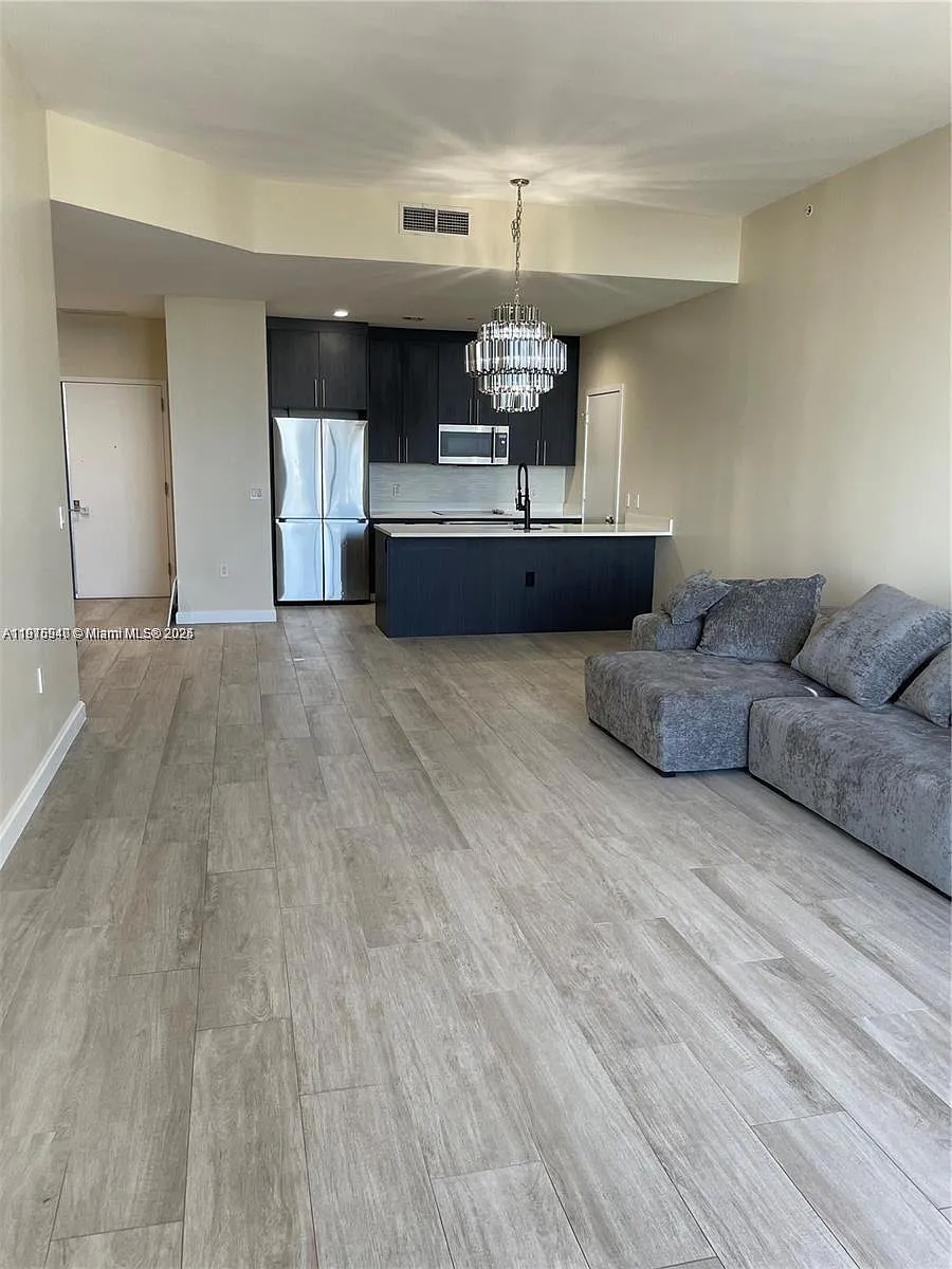 Building Photo - 55 SW 9th St #4304