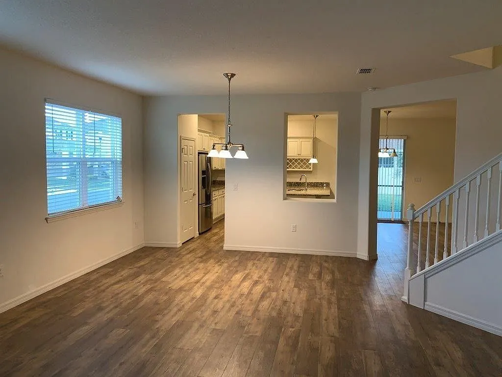 5 bed, 3.0 bath, 3013 sqft, $3,399 — Photo 2