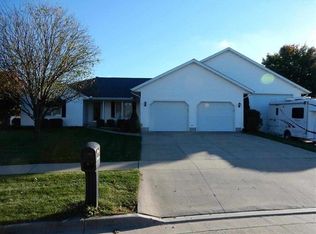 15 Westminster Dr, Lincoln, IL 62656