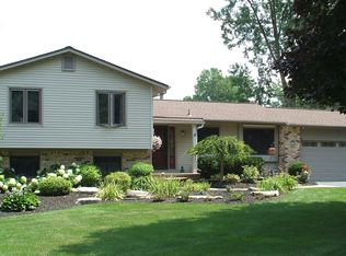 971 Artdale Dr, White Lake, MI 48383