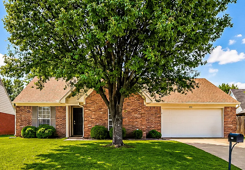 1883 Crescent Ln