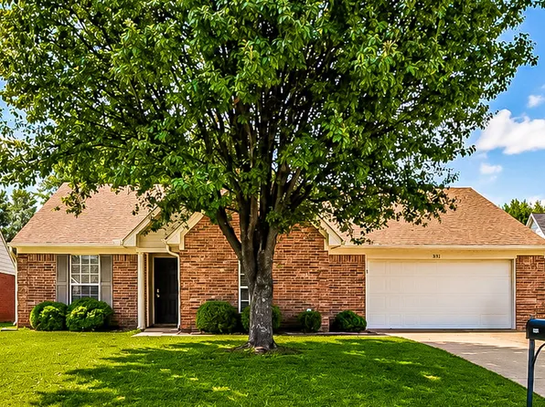 1883 Crescent Ln, Southaven, MS 38671