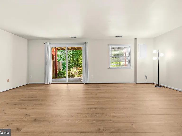 8931 Park Forest Dr — Photo 35