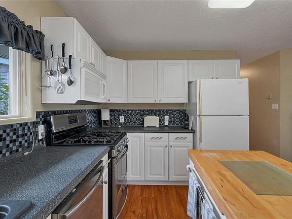 5th image of 558 Alder St