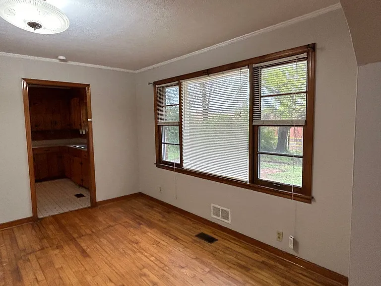 916 Stewart St — Photo 6