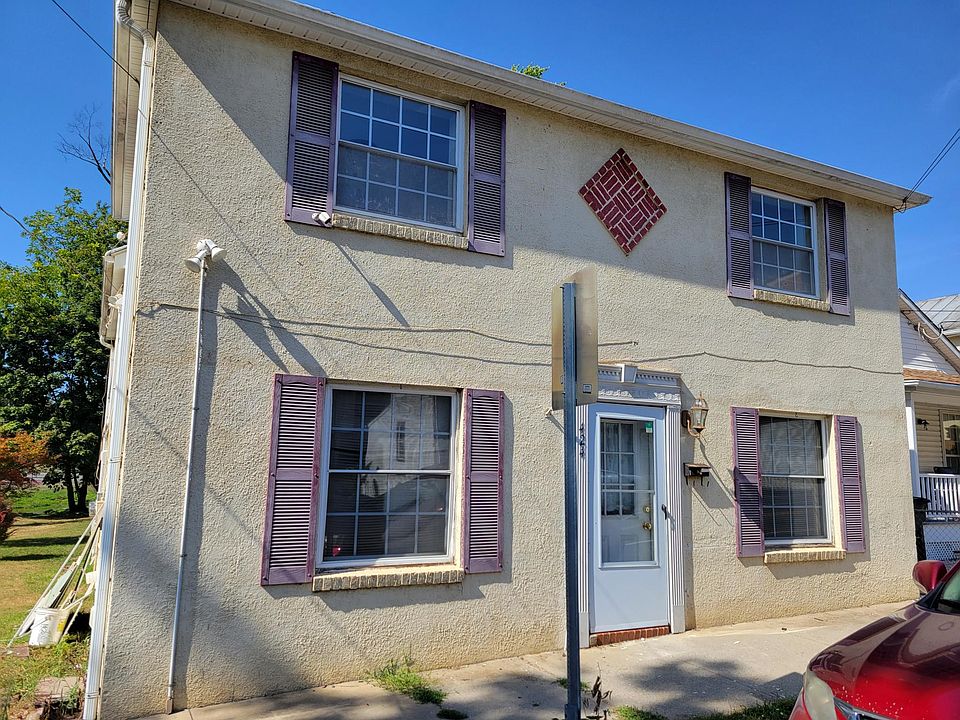 Front of building. This apartment has side entrance.