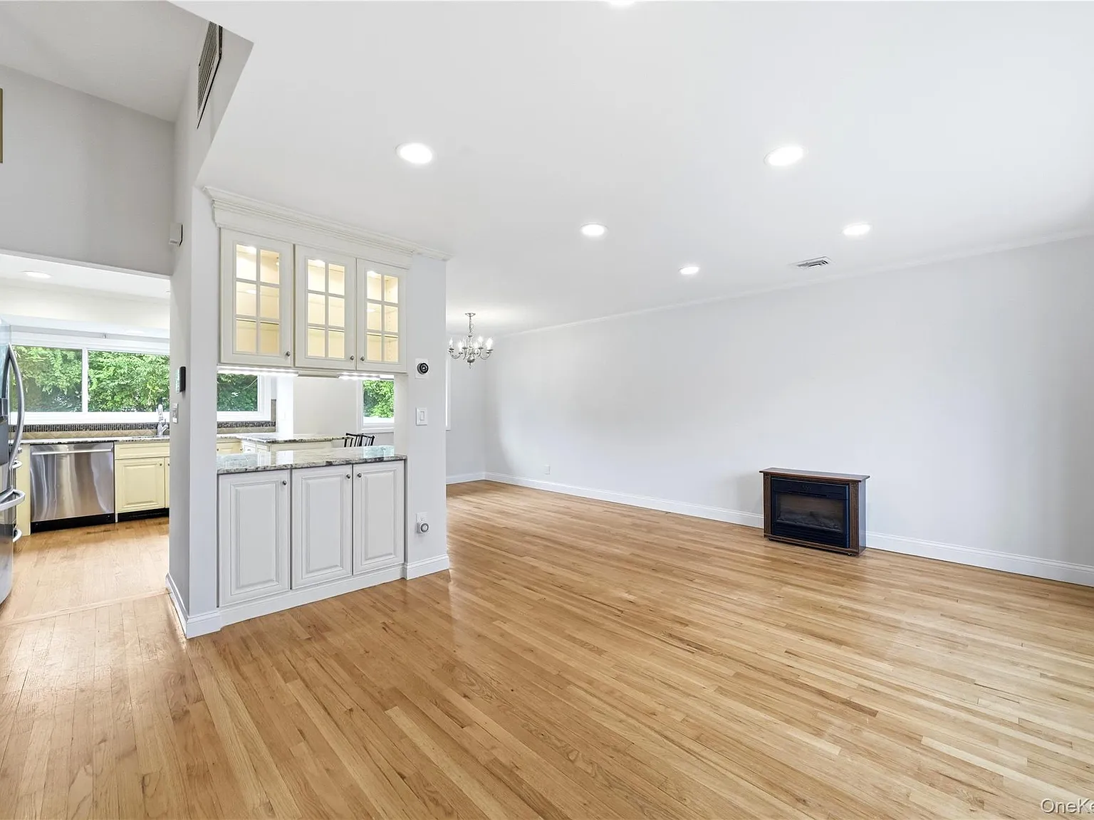 3 bed, 1.5 bath, 1356 sqft, $5,200 — Photo 4
