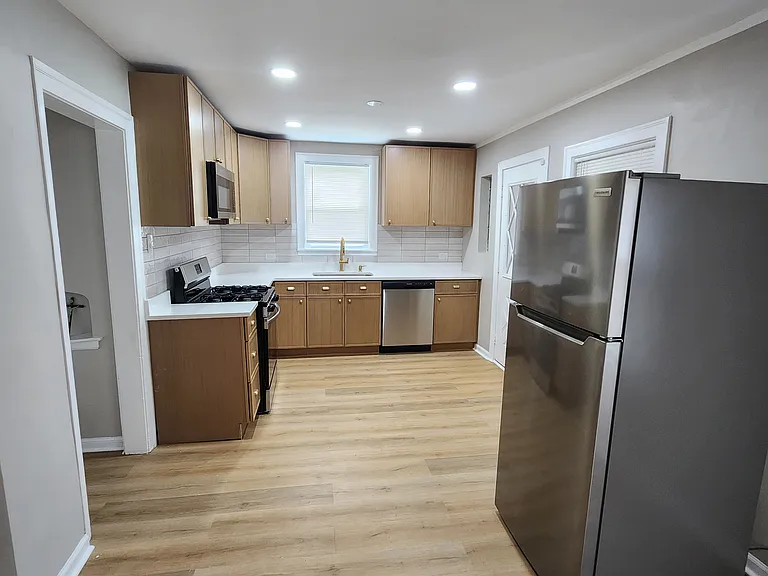 190 7th Pl — Photo 5