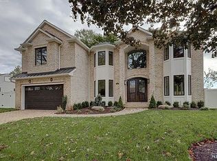 160 Clover Rd, Paramus, NJ 07652