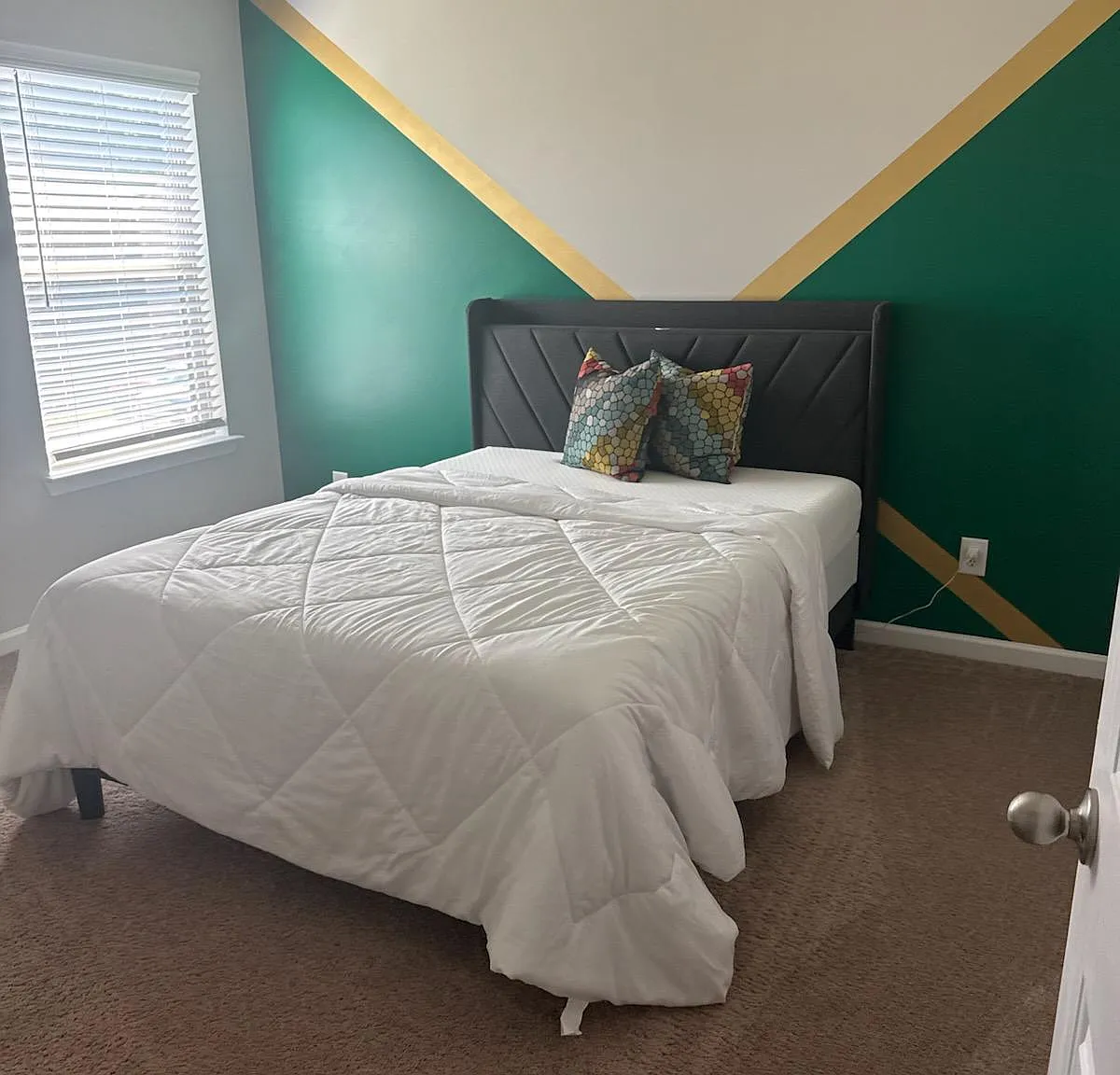 2 bed, 2.0 bath, 2800 sqft, $910 — Photo 1