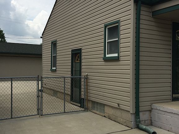 3rd image of 13494 Poplar St