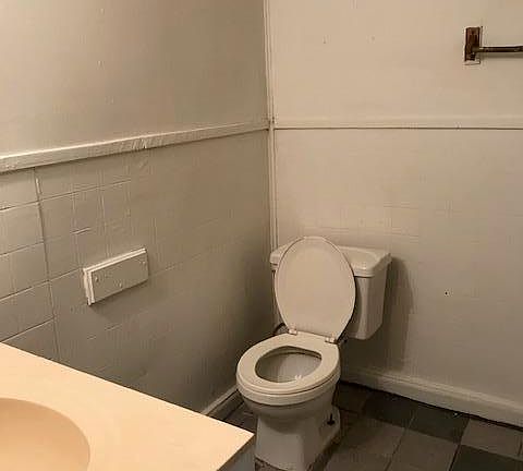 5th image of 906 Bridges St APT 1B