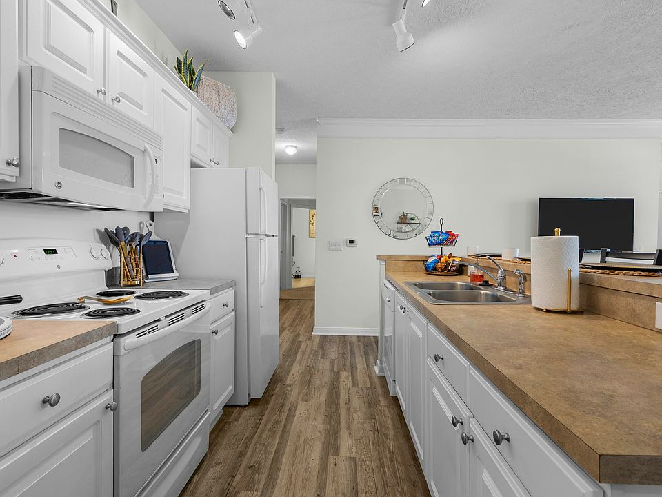 Enjoy cooking in your fully equipped kitchen with all major appliances at The Quarters, off-campus housing near UL Lafayette.