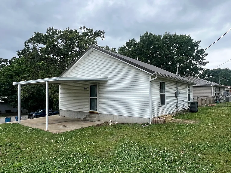 1506 Hilldale Dr — Photo 2