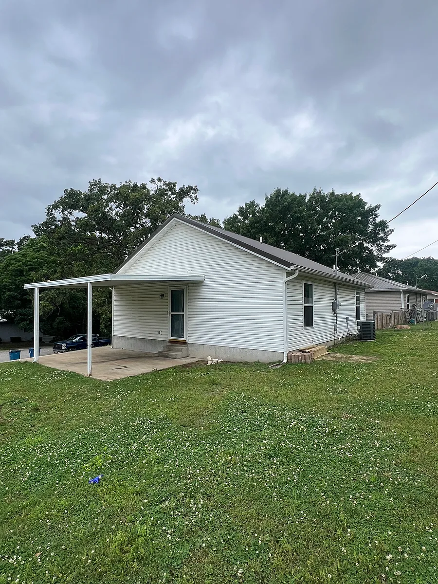 Building Photo - 1506 Hilldale Dr
