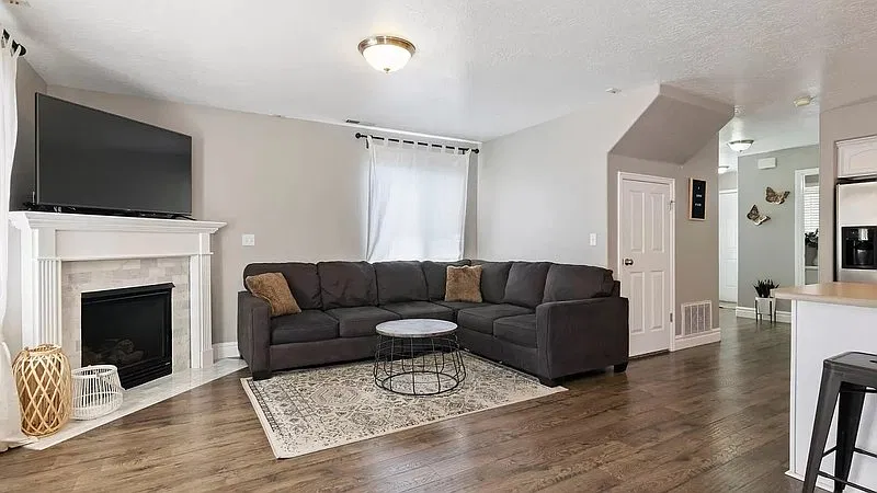 Modern End Unit Townhome with 1 Car Garage — Photo 3
