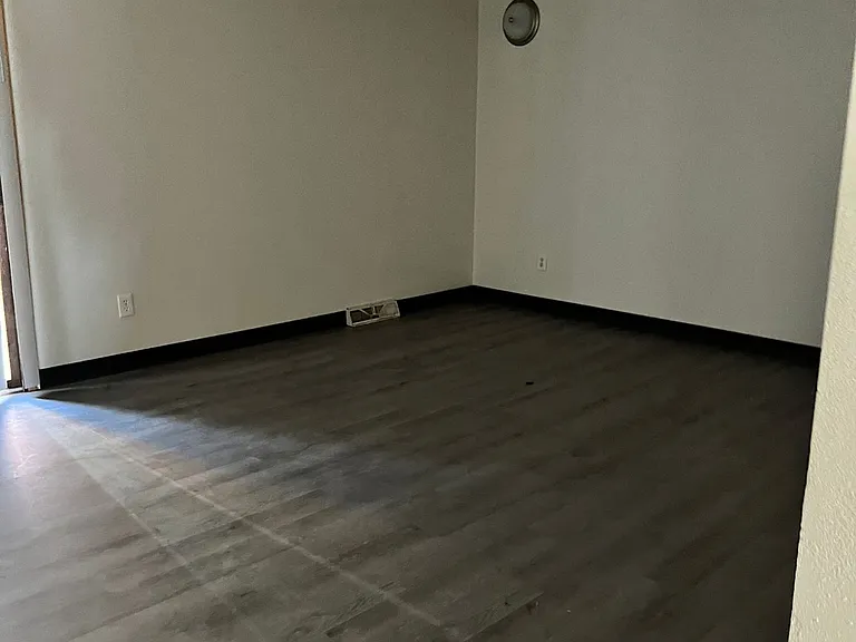 3 Bd Townhome — Photo 12