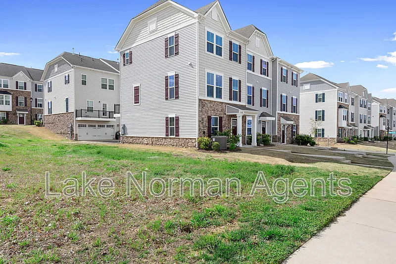 3 bed, 2.5 bath, 1700 sqft, $2,000 — Photo 2