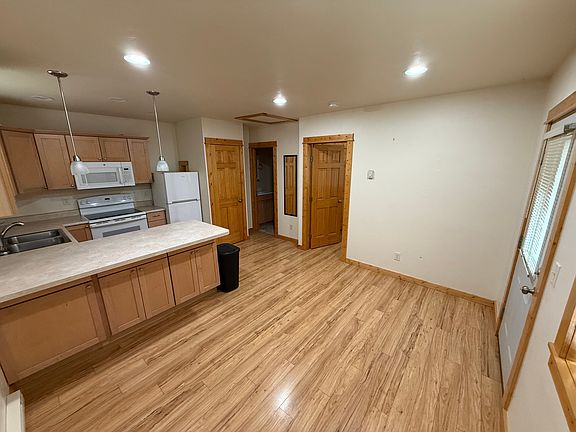 2nd image of 136 Oak St