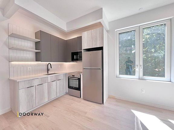 4th image of 308 Linden Blvd #6B