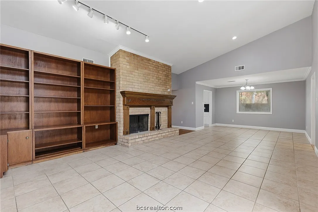 4 bed, 2.5 bath, 2637 sqft, $2,200 — Photo 4